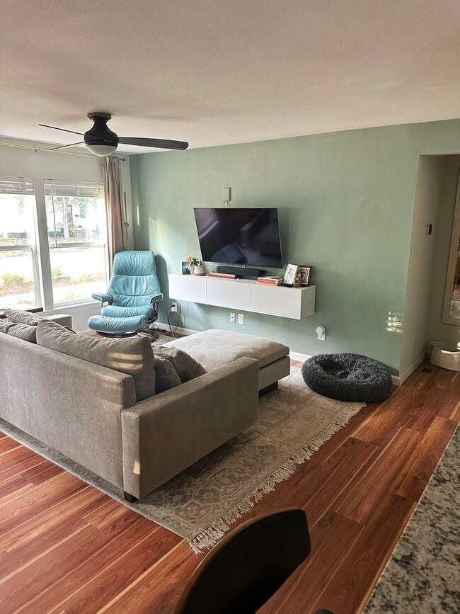 Photo - 631 E 12th St