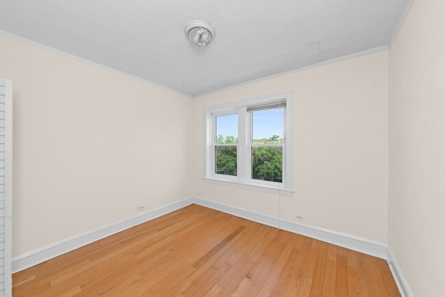 Building Photo - 2347 W Fullerton Ave Unit 3