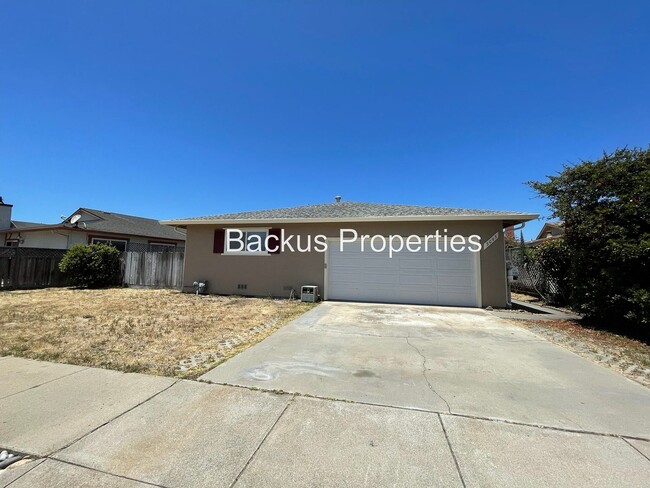 Remodeled three bedroom home near Marina B... - Remodeled three bedroom home near Marina B...