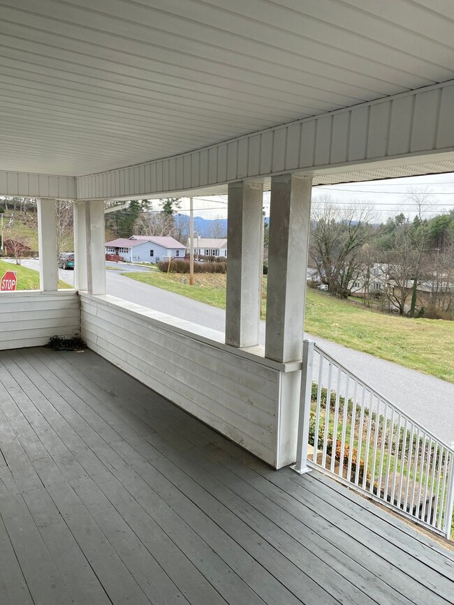 Photo - Beautiful apartment with mountain views, walking distances to Down Town Mars Hill!  Washer and dr...