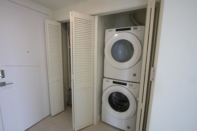 Photo - 2000 Metropica Wy