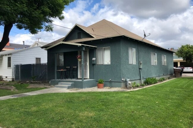 3 bedroom home with front and back yard - 1bd 1ba cottage 412-416 Claudina St