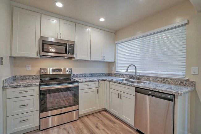 Photo - 512 Alberta Ave