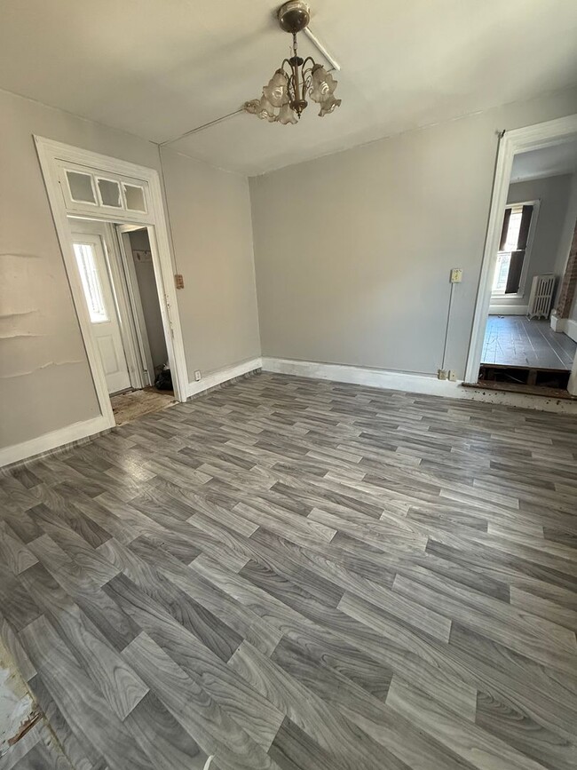 Building Photo - 1218 Logan Ave Unit 1218 3rd Fl. Rental