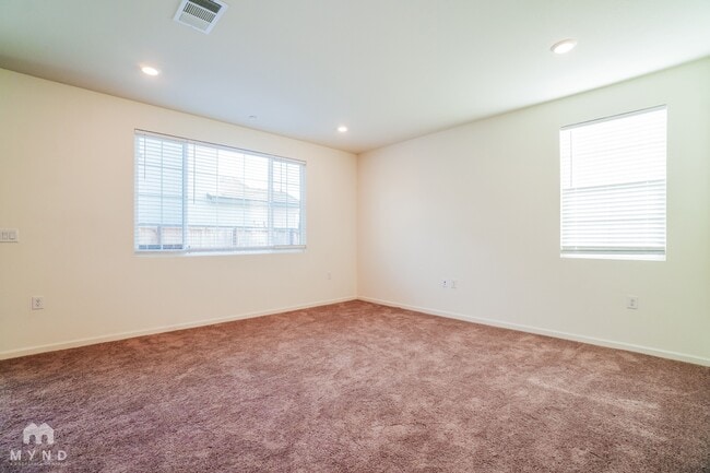 Photo - 676 Rosedale Wy