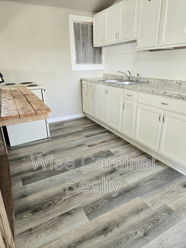 Photo - 1040 W Division St