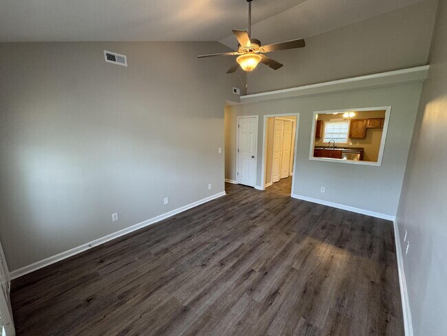 Photo - 404 Faulkner Dr