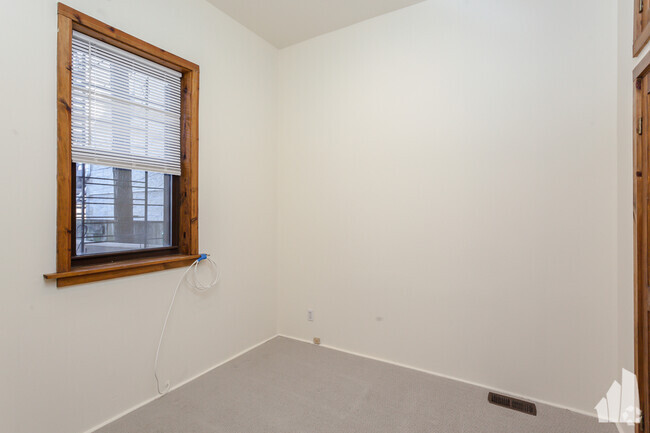 Building Photo - 2132 W Potomac Ave Unit 1 Rental