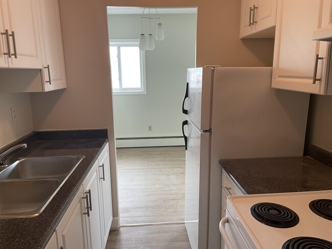 Building Photo - 172 Westmount St