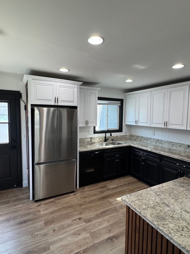 Photo - !! MOVE-IN SPECIAL !! Bright Carson Front House Duplex with Modern Finishes Unit 2672 E. Washington Street