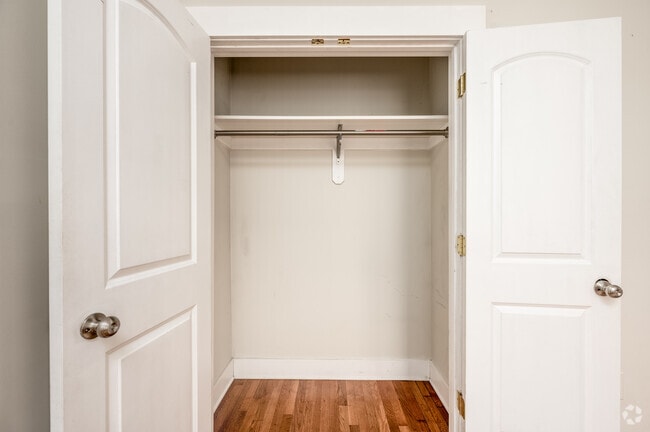 2BR, 2BA - 1,000SF - Primary Closet