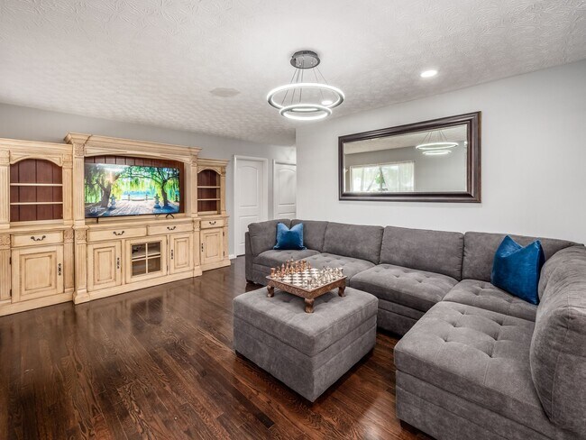 Photo - 2545 Vanderberg Ave