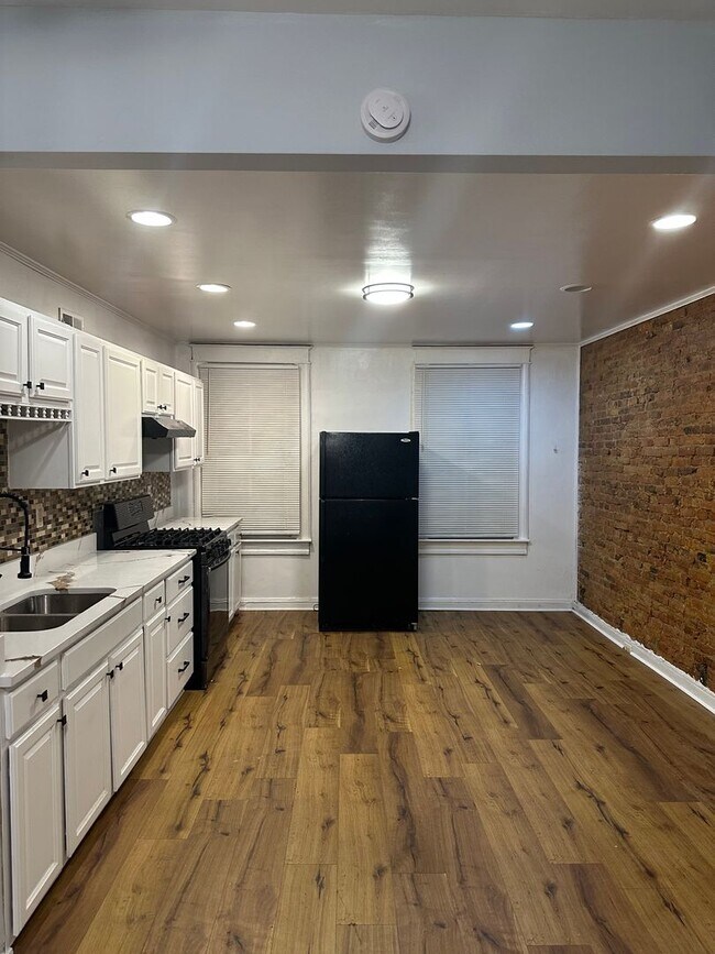 Photo - Spacious Rooms! Finished Basement! W/D Hook-Up!! Available Now!