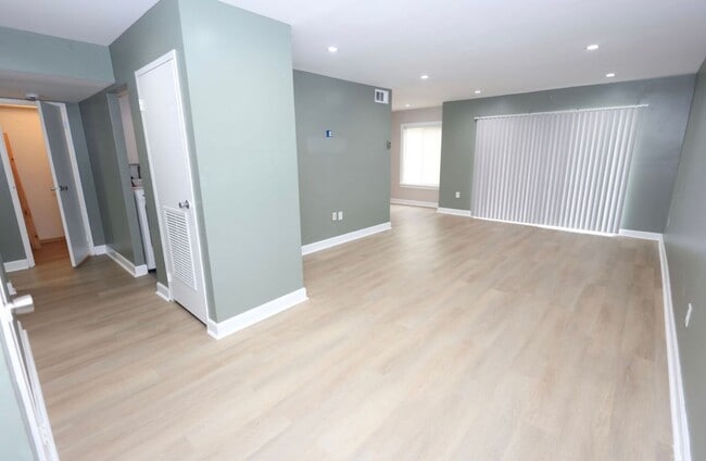 Building Photo - 6984 Hanover Pkwy Rental