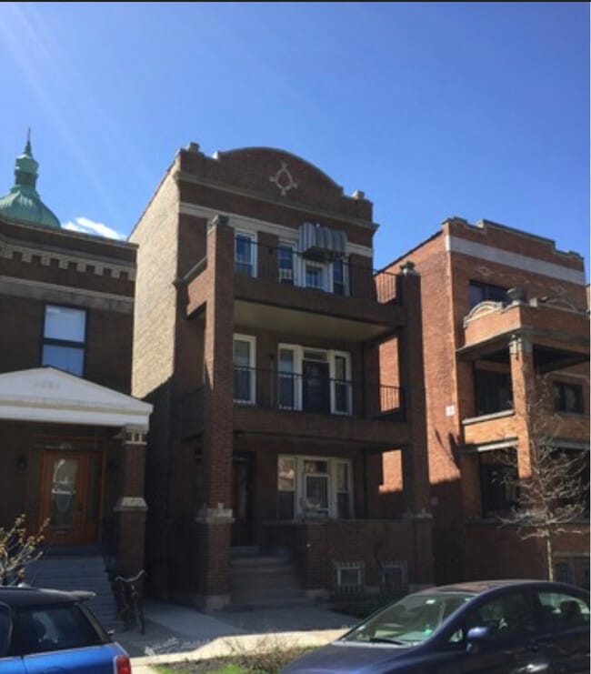 Outside of building - 2249 W Iowa St Apartments