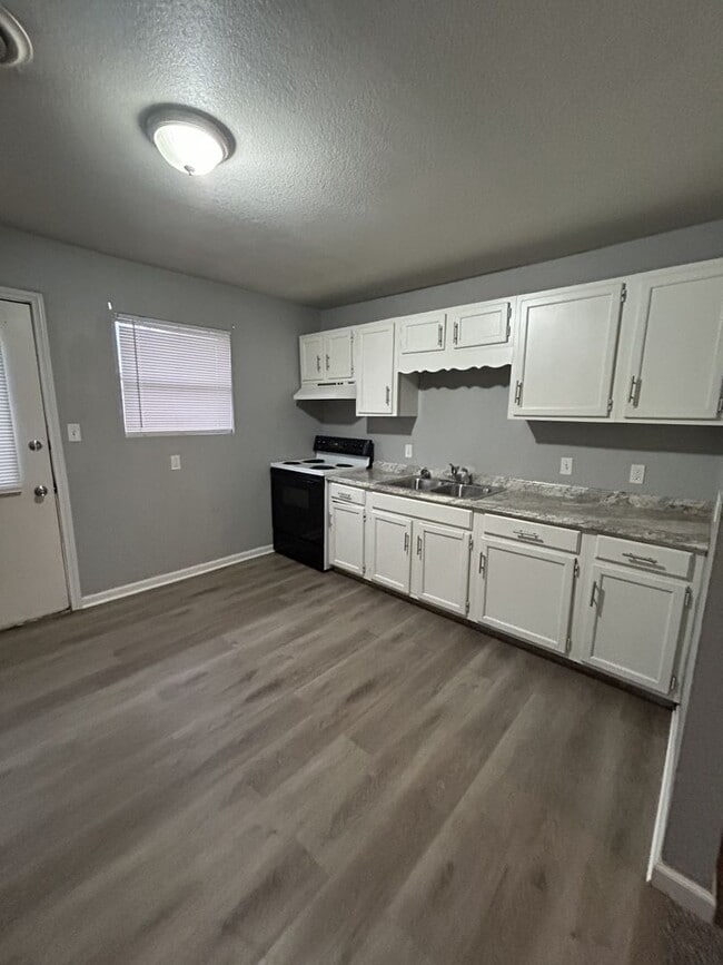 Photo - 1301 E 9th St Unit 1301 E 9th St. - B