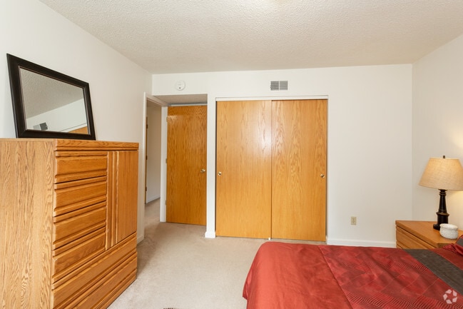 2BR, 1BA - 810 SF - Bedroom - Emerald Ct Apts