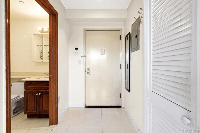 Photo - 64-63 Austin St Unidad 3A