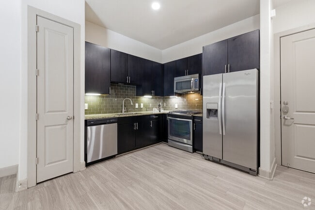 B4 2 habitaciones, 2 baños - 1093 pies cuadrados - Cocina/Comedor - Midtown on the Rail