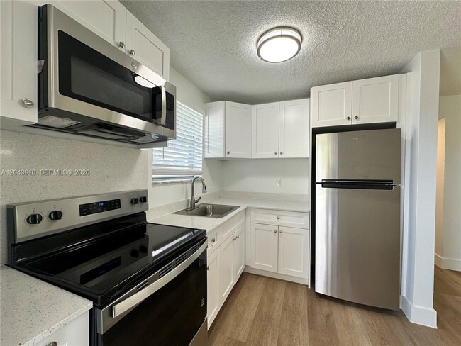 Building Photo - 5661 SW 36th Ct Unit 105