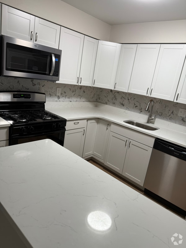 Building Photo - 2707 S 76th St Rental