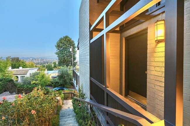 Building Photo - Elegant Piedmont Retreat with Expansive Ba... Rental