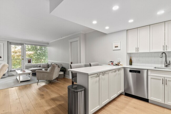Photo - 145 Pinckney St Unit 323