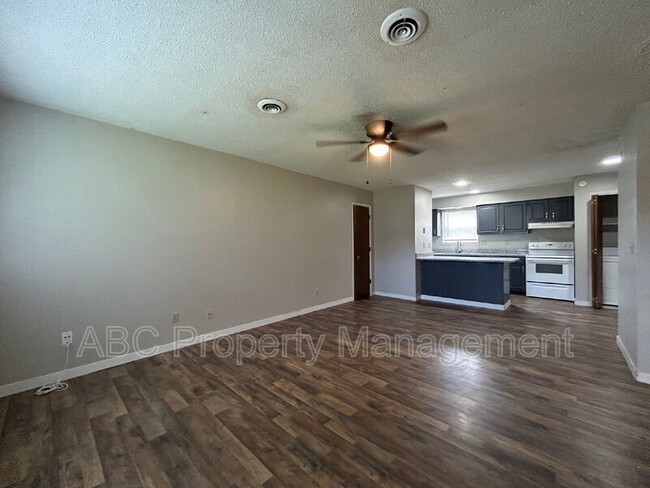 Building Photo - 1603 Juniper Cir Unit B