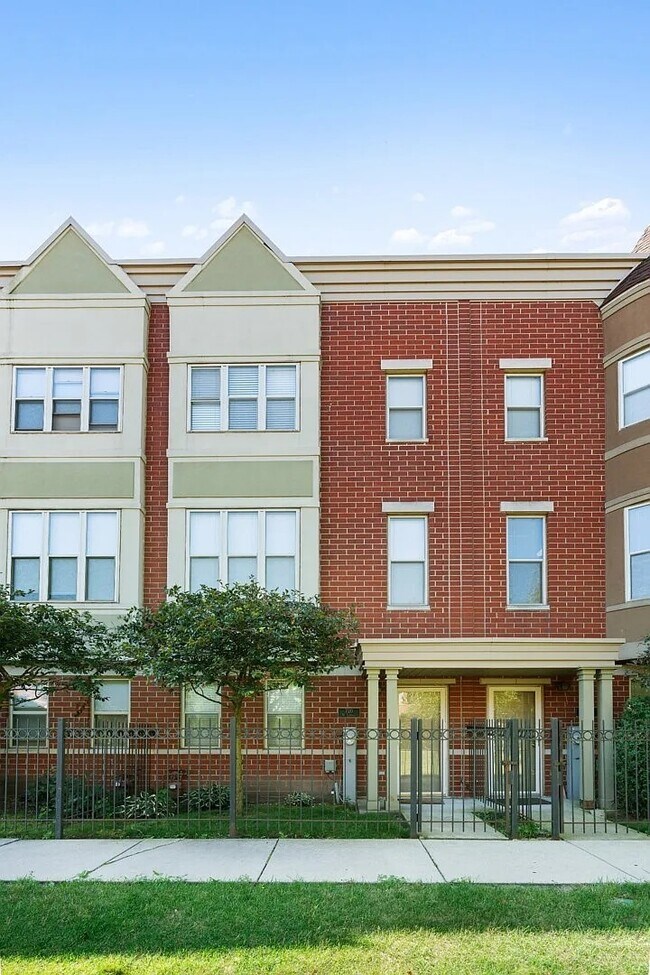 Building Photo - 720 W Eastman St Rental