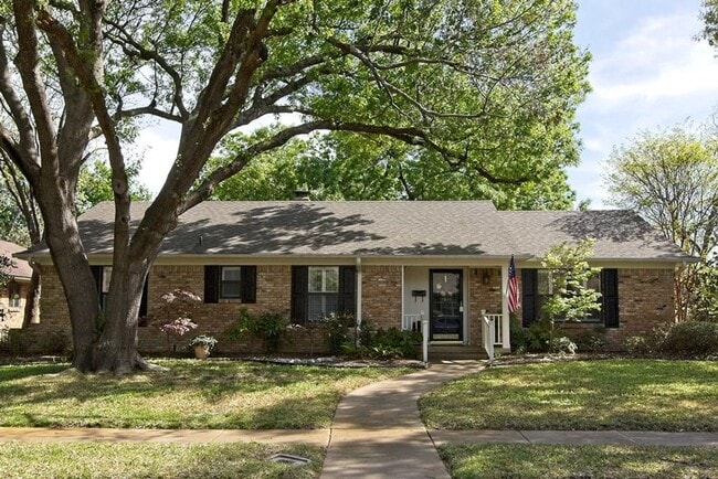 Building Photo - Garden home in great location. Don't miss