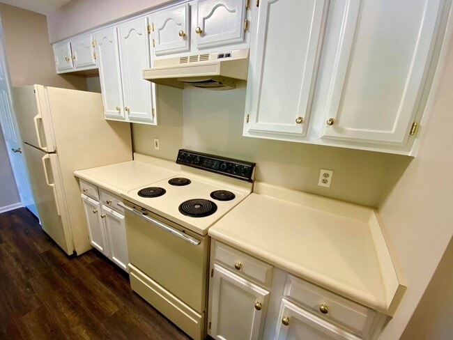Photo - Charming 2 Bedroom/ 1 Bathroom Parkville Condo in Lovely Seven Courts Community