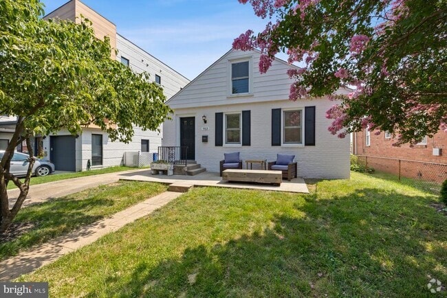 Building Photo - 913 S Oak St Rental