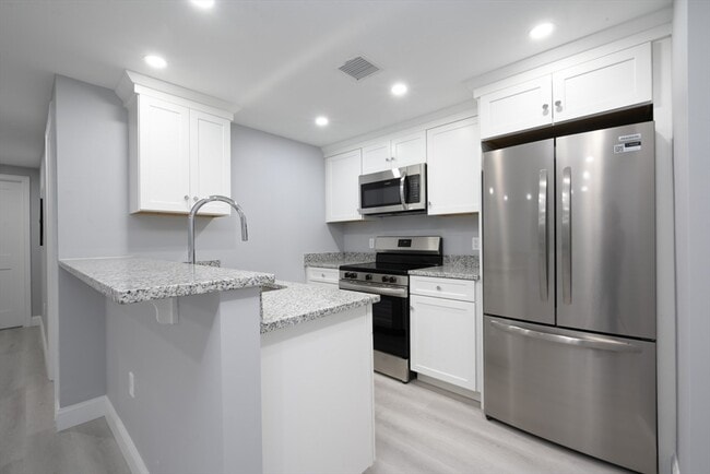 Building Photo - 245 Elm St Unit 203