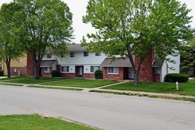 Photo - 200-210 W Wesley Dr Apartments