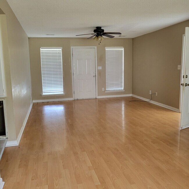 Photo - 726 Macey St