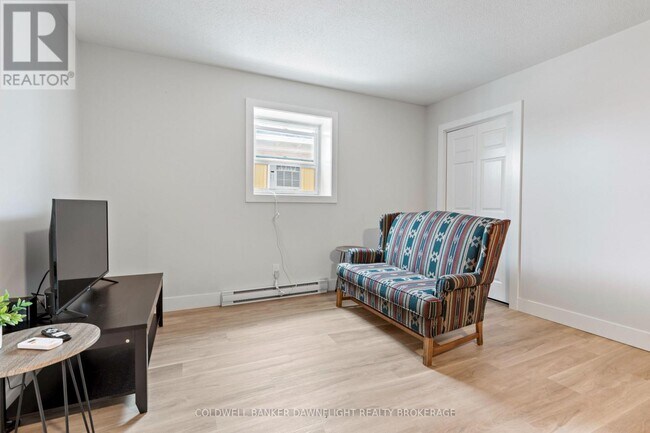 Photo - 383 Main St S