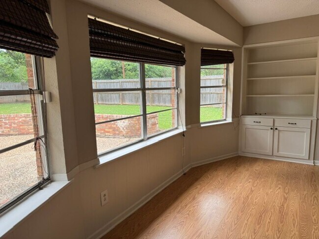 Photo - 3/2/2 Fenced Yard LISD Pet Friendly