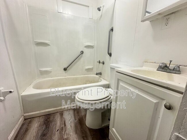 Photo - 3729 Pine Ave SW