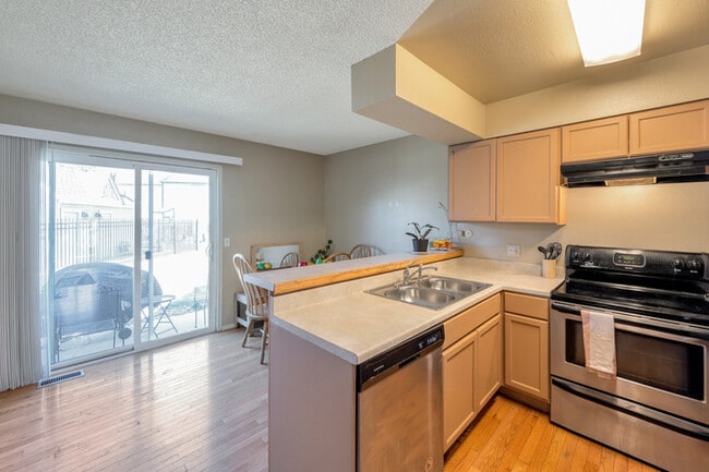 Photo - Charming 2 beds 2.5 baths in Aurora!