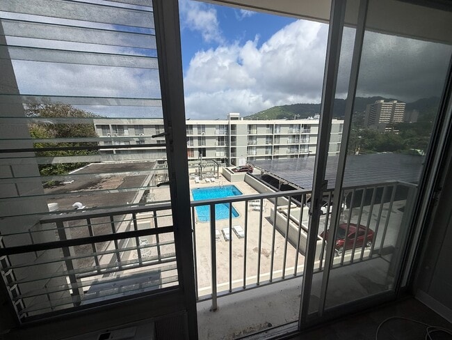 Sunny 2-Bed in Honolulu with Pool, BBQ Area, and Covered Parking - Close to UH-Manoa