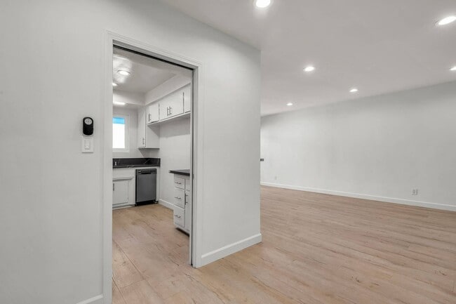 Photo - 1361 Laurel Ave Unit 18