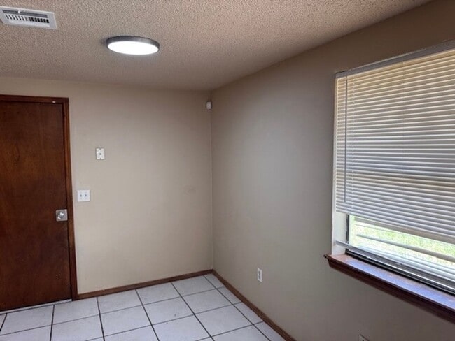 Photo - 3 bed, 2 full bath, 2 car garage duplex for rent in south OKC! Moore Schools