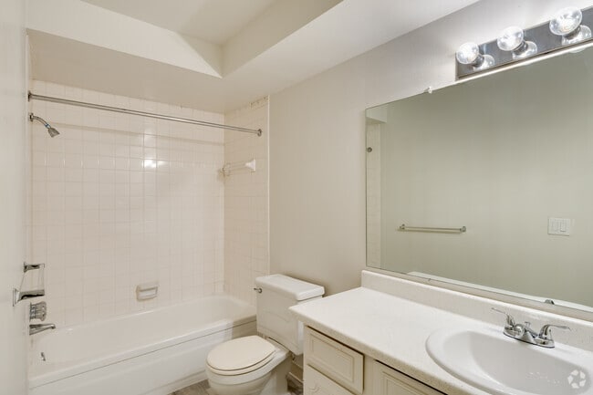 1BR, 1BA - 780SF - Bathroom