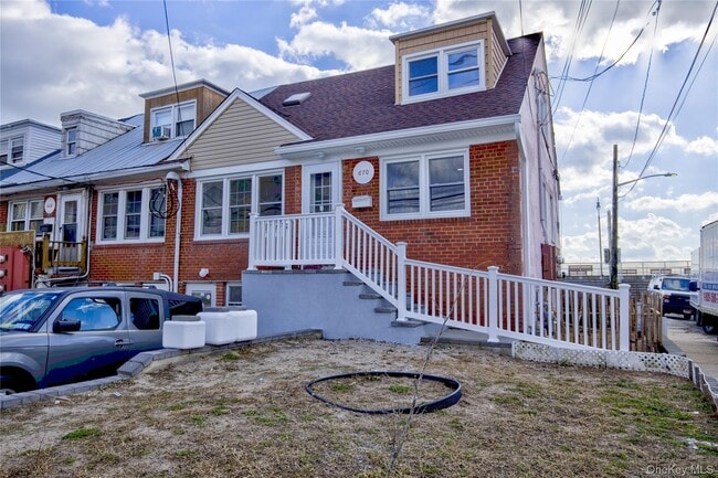 Building Photo - 670 W Broadway Unit 2nd floor