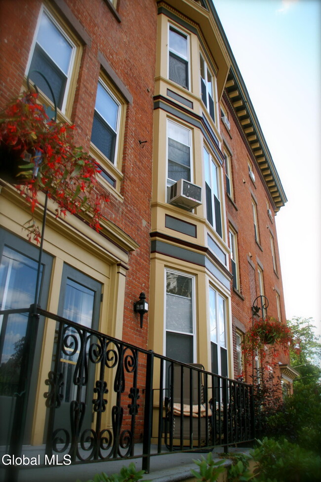 Building Photo - 82 Circular St Unit 4K