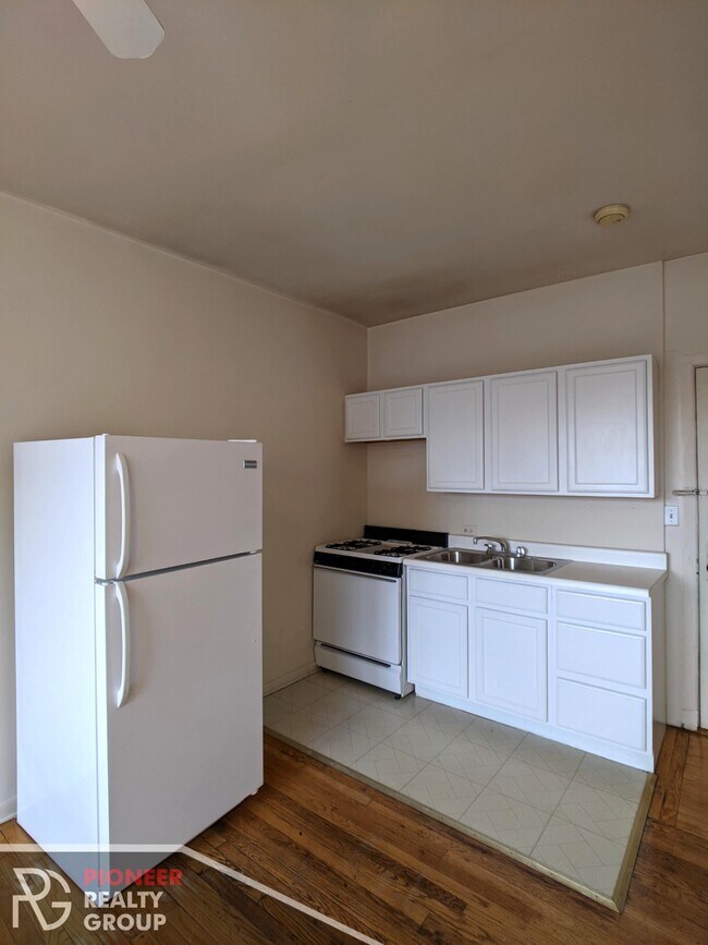 Photo - 1044 W George St Unit 302