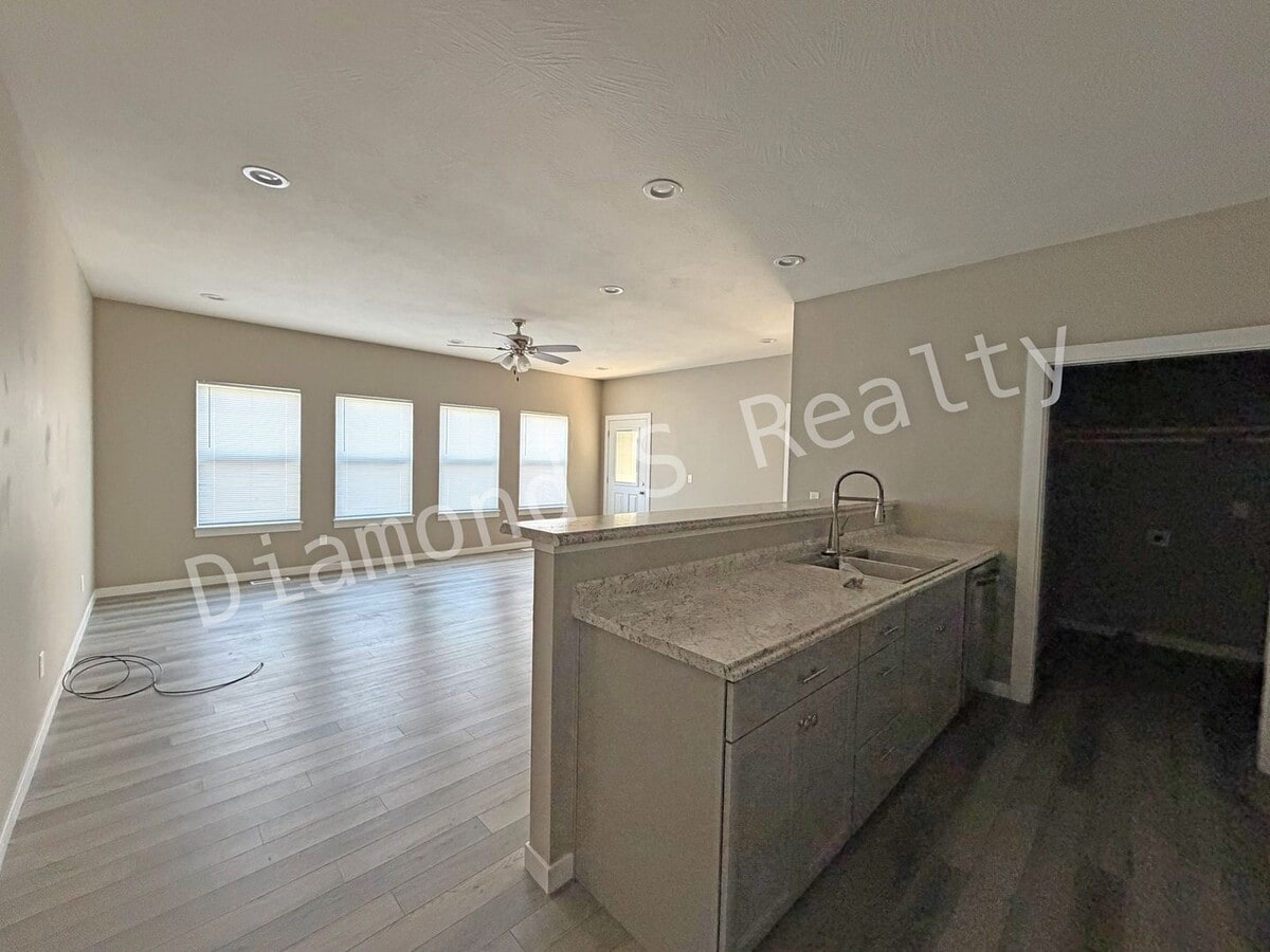 Photo - Georgeous 4 Bedroom Home - Ozark Schools!