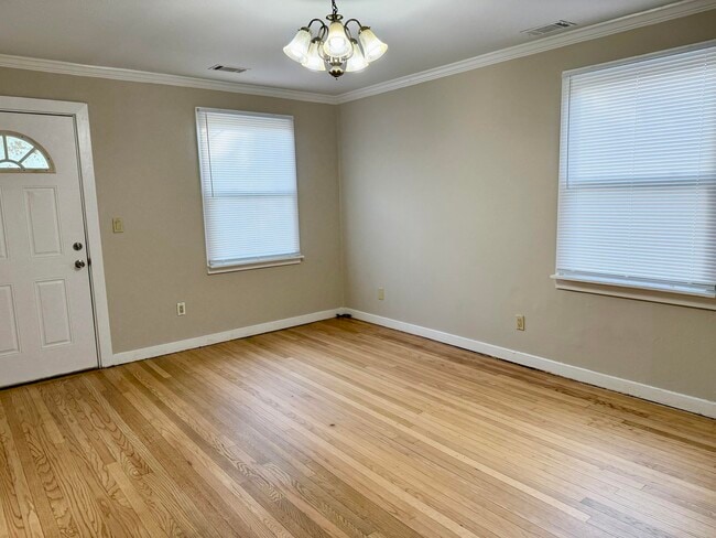 Photo - 2550 Lyman St