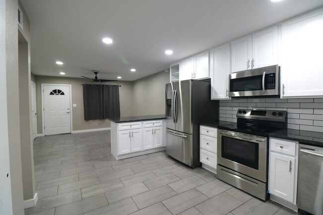 Photo - 1 N Naco Way