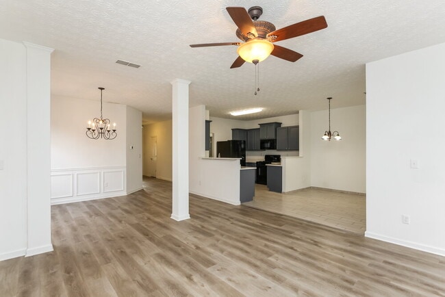 Photo - 610 Clairidge Ln SW